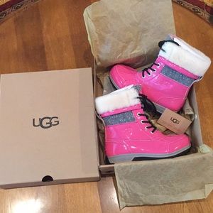 NWT UGG snow boot